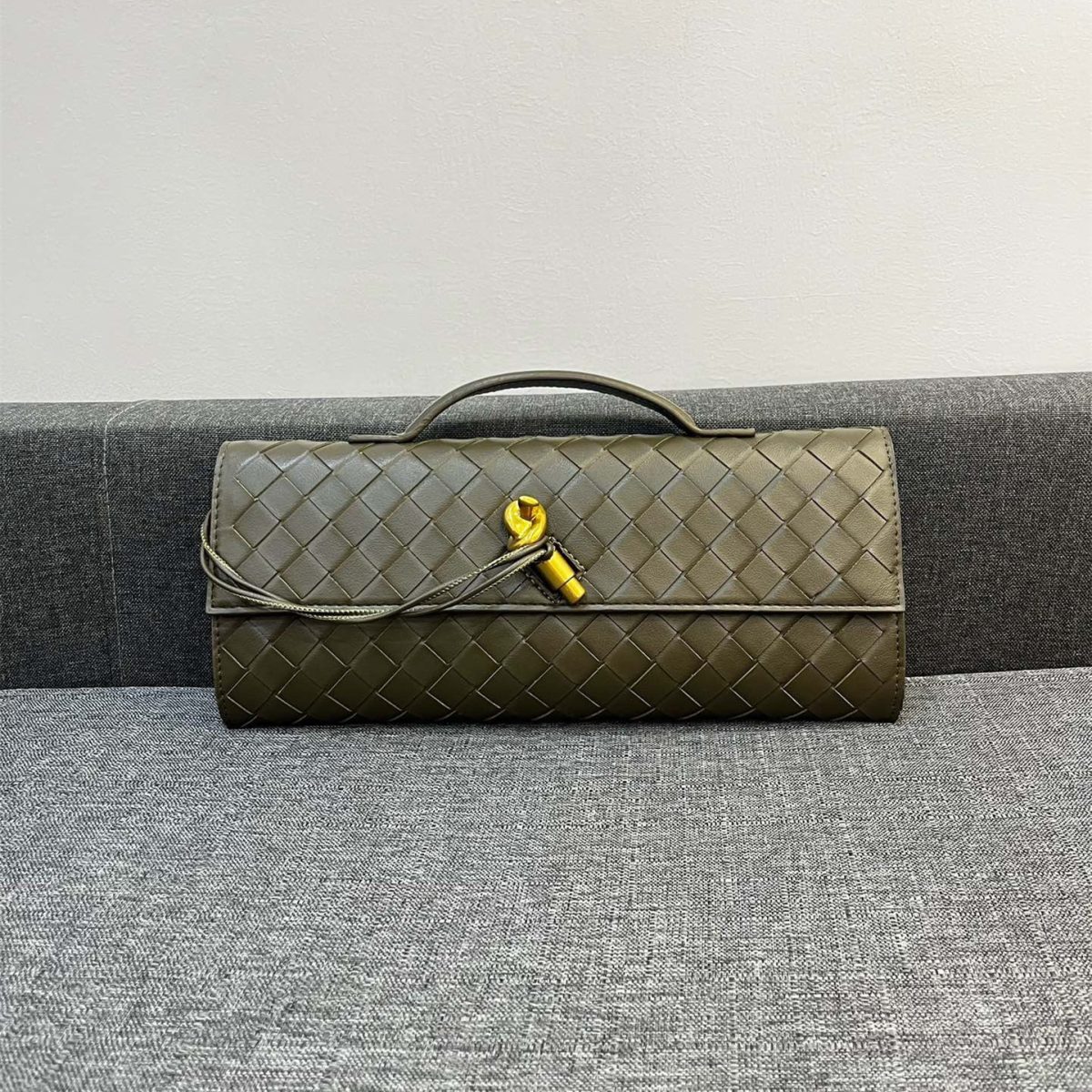 Bottega Veneta Andiamo Clutch 30*13*4cm - Image 1