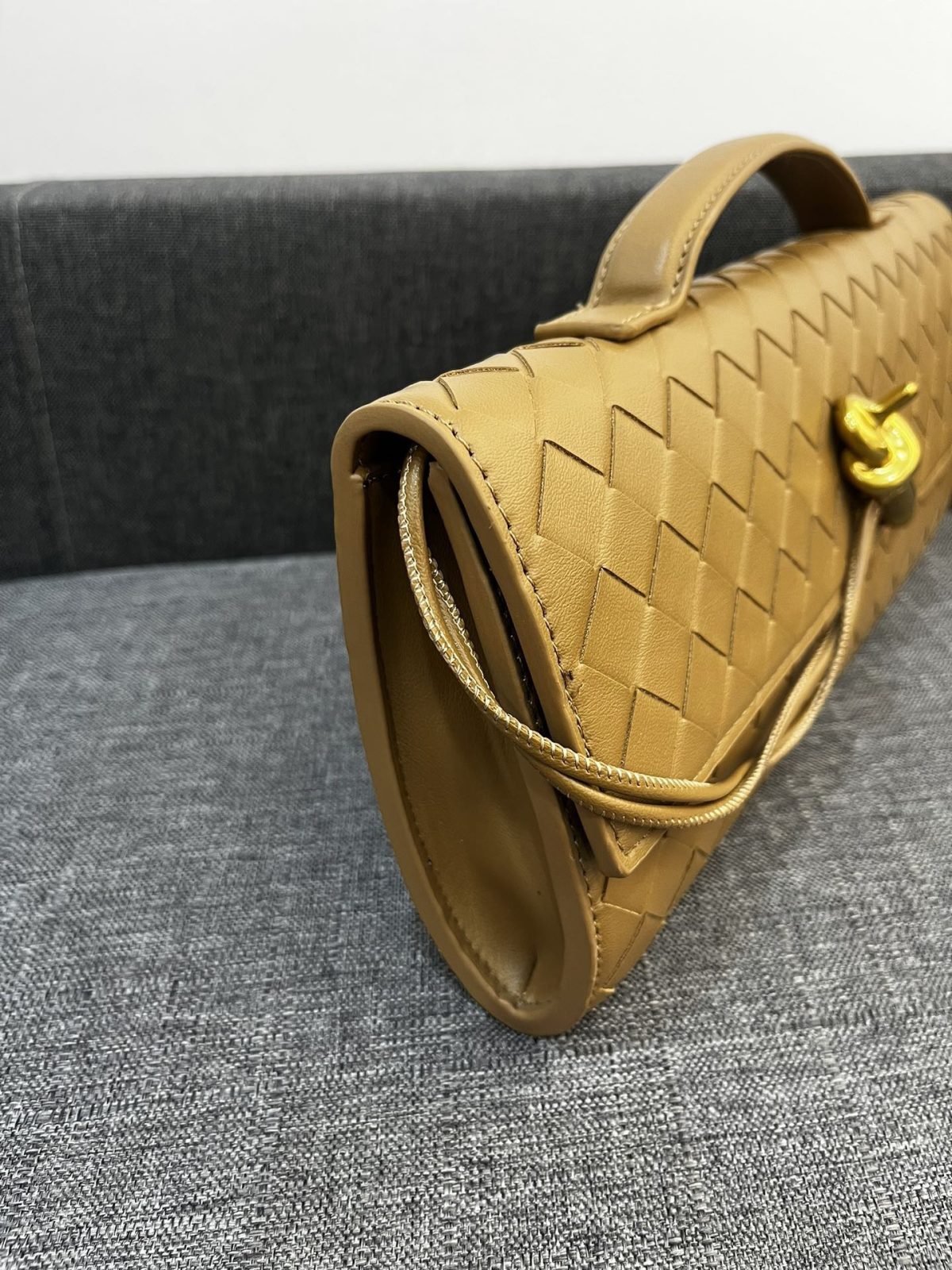 Bottega Veneta Andiamo Clutch 30*13*4cm - Image 3