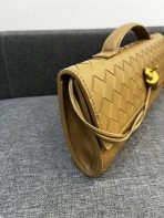 Bottega Veneta Andiamo Clutch 30*13*4cm - Image 3