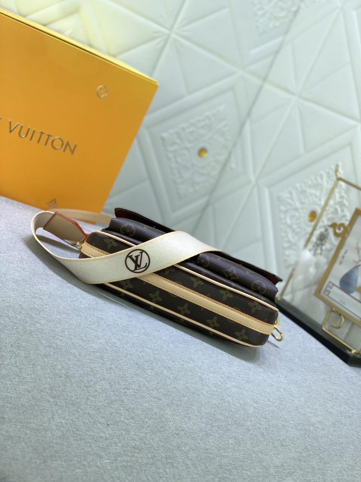 Louis Vuitton M46999 Viva-cité Shoulder Bags Size 25*15*8cm - Image 4