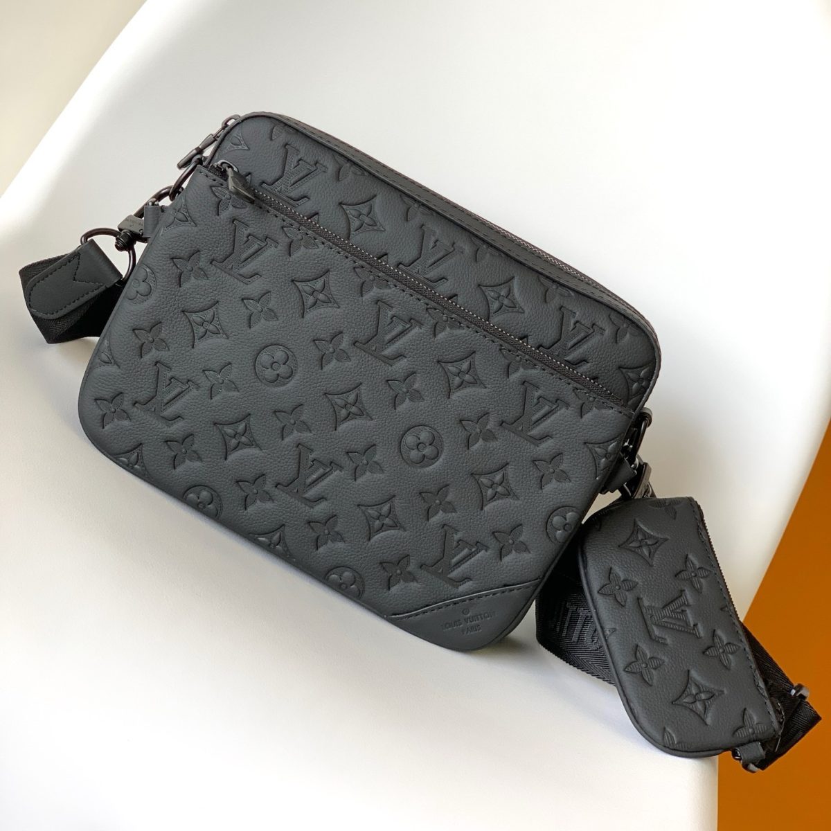 Louis Vuitton M46602 Men Shoulder Bags Size 25*18.5*7cm - Image 1