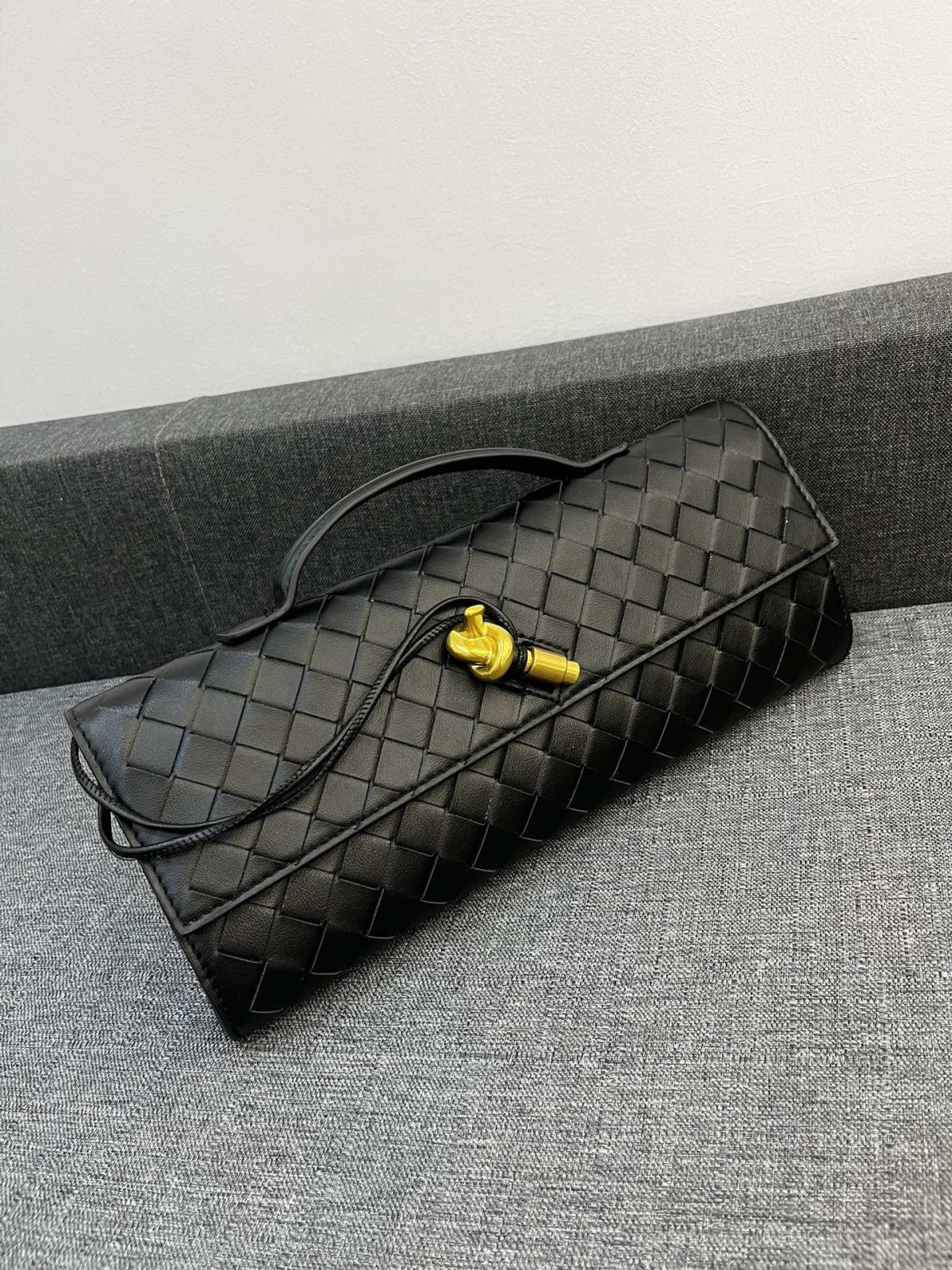 Bottega Veneta Andiamo Clutch 30*13*4cm - Image 3