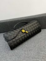Bottega Veneta Andiamo Clutch 30*13*4cm - Image 3