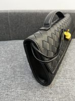 Bottega Veneta Andiamo Clutch 30*13*4cm - Image 4