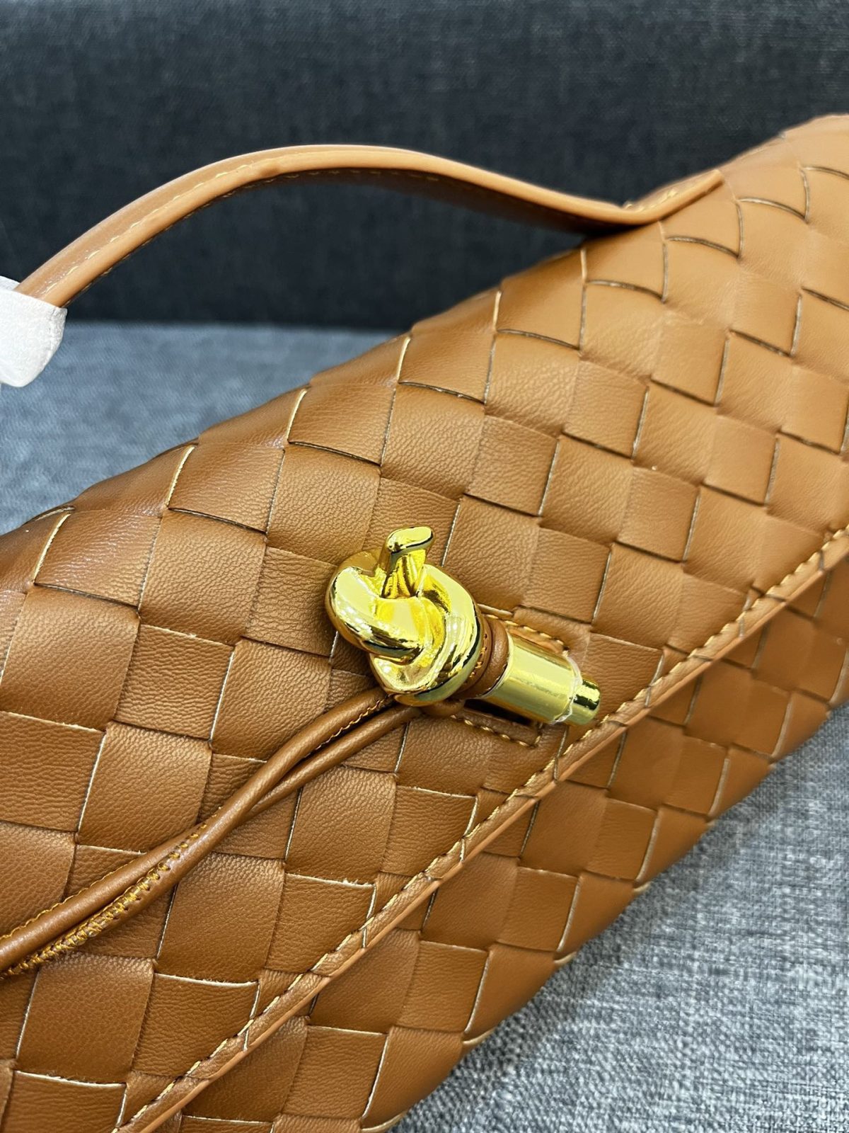 Bottega Veneta Andiamo Clutch 30*13*4cm - Image 4