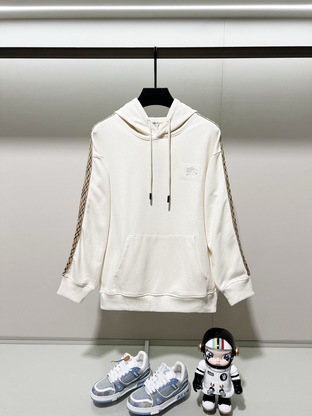 Burberry Unisex Sweatshirt Size S-XL - Image 1