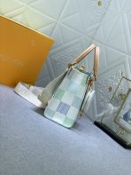Louis Vuitton M46373 OnTheGo Shoulder Bags Size 25*19*11cm - Image 4