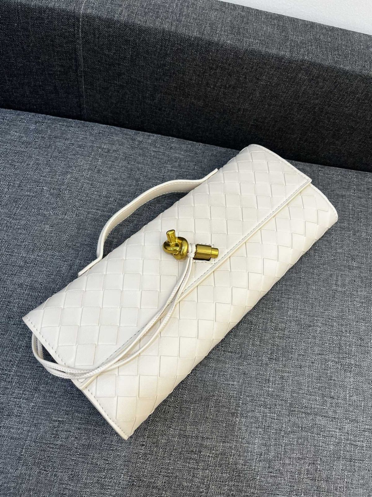 Bottega Veneta Andiamo Clutch 30*13*4cm - Image 7
