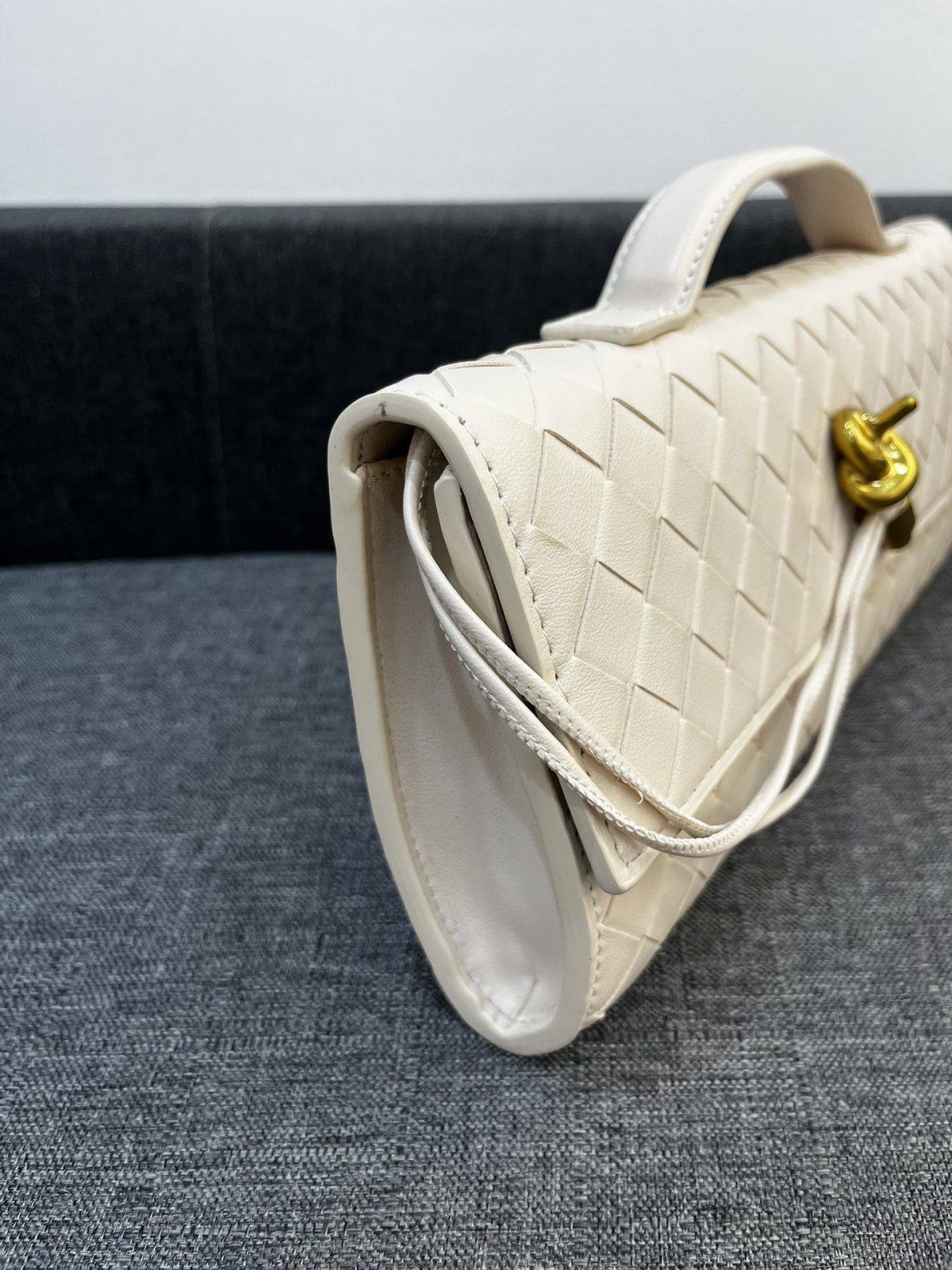 Bottega Veneta Andiamo Clutch 30*13*4cm - Image 4