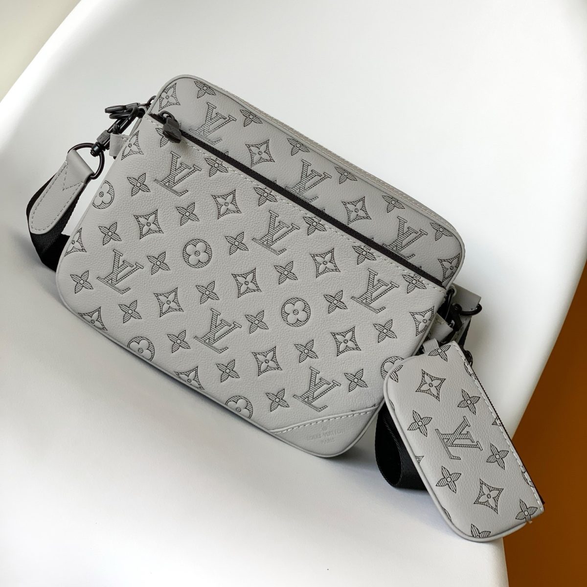 Louis Vuitton M46603 Men Shoulder Bags Size 25*18.5*7cm - Image 1