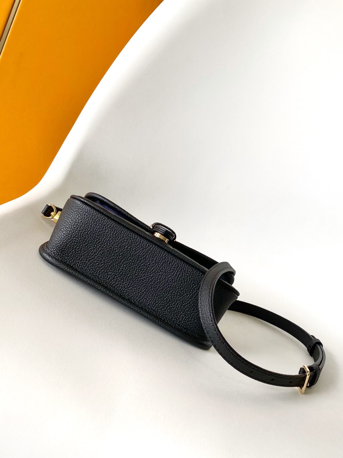 Louis Vuitton M83300 Nano Diane Women Shoulder Bags Size 19*10.5*6cm - Image 4