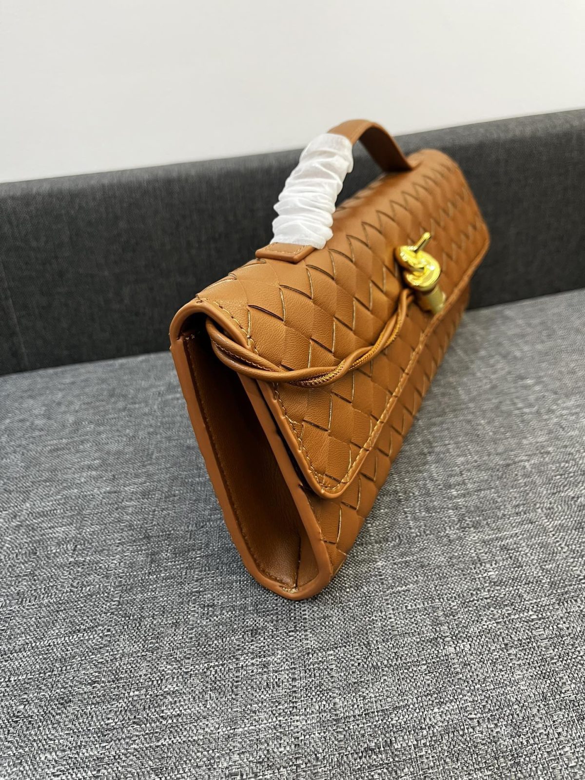 Bottega Veneta Andiamo Clutch 30*13*4cm - Image 3