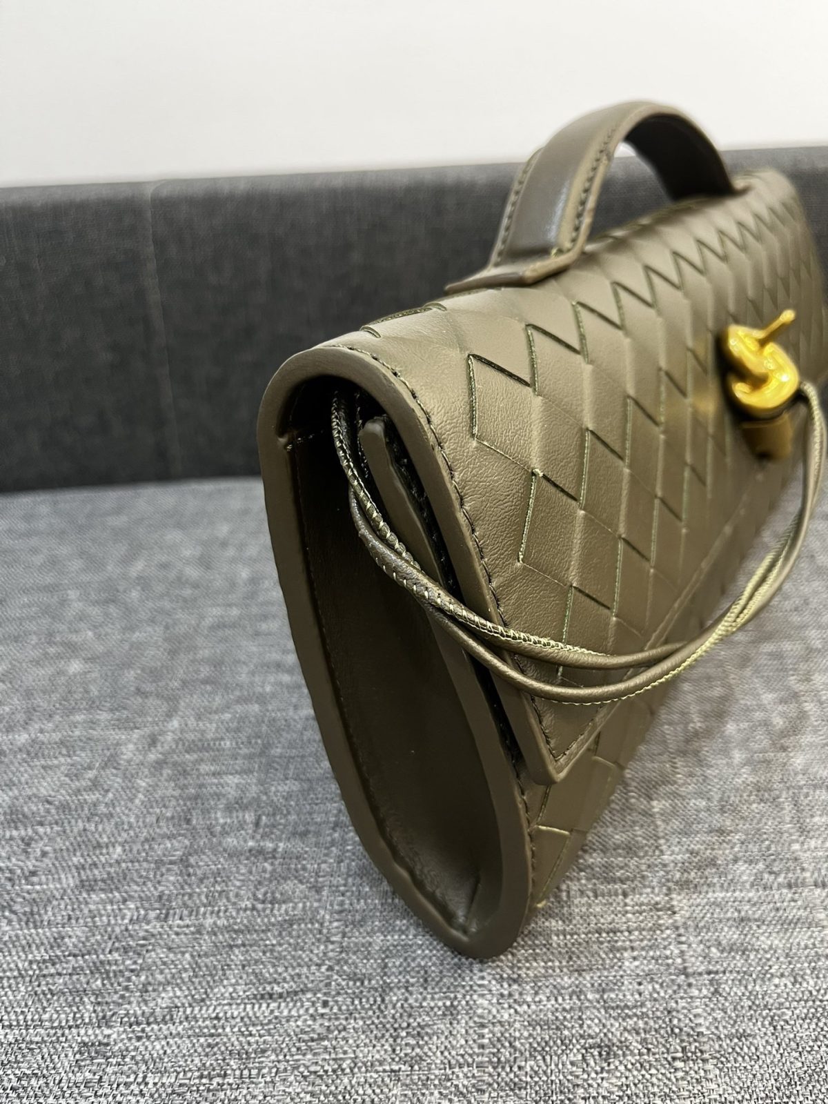Bottega Veneta Andiamo Clutch 30*13*4cm - Image 3