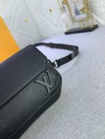 Louis Vuitton M83563 Pilot Shoulder Bags Size 20*12*5cm - Image 5