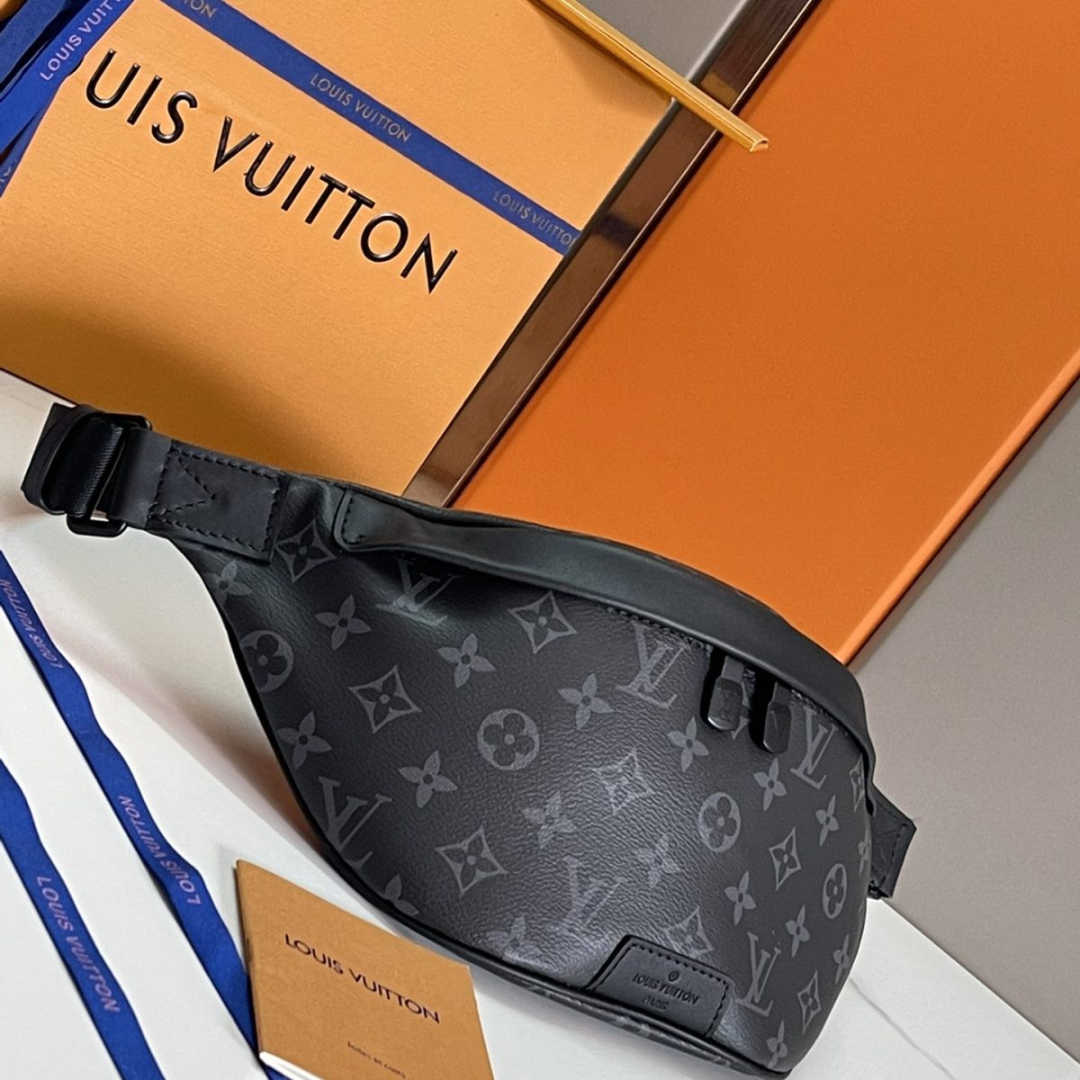 Louis Vuitton M46035 Discovery BumbagMen Bags Size 44*15*9cm - Image 3