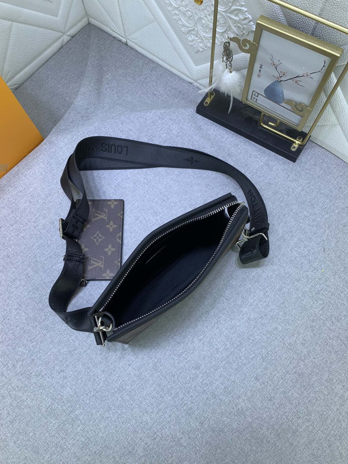 Louis Vuitton M81124 Alpha Wearable Shoulder Bags Size 18*11*6cm - Image 9