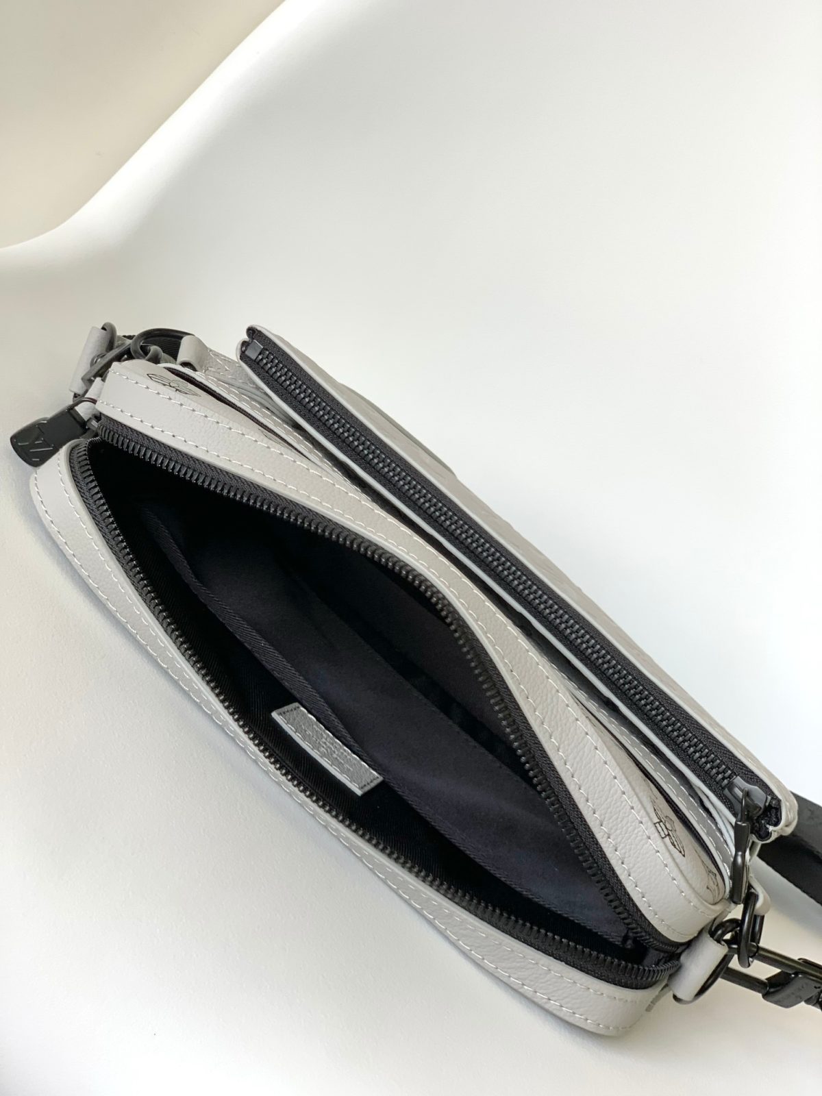 Louis Vuitton M46603 Men Shoulder Bags Size 25*18.5*7cm - Image 8