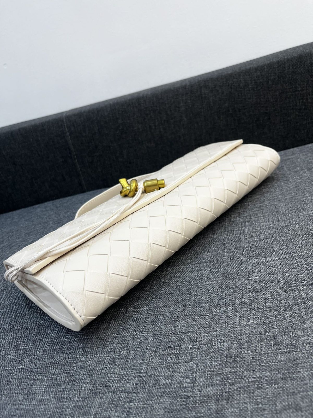 Bottega Veneta Andiamo Clutch 30*13*4cm - Image 6