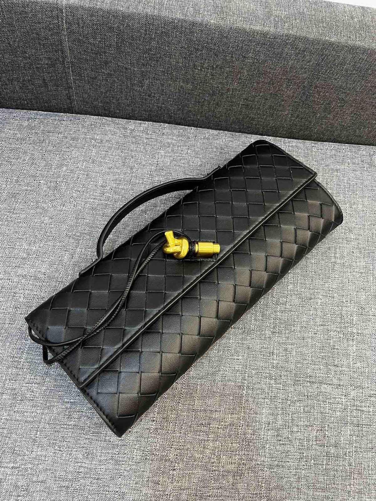 Bottega Veneta Andiamo Clutch 30*13*4cm - Image 7