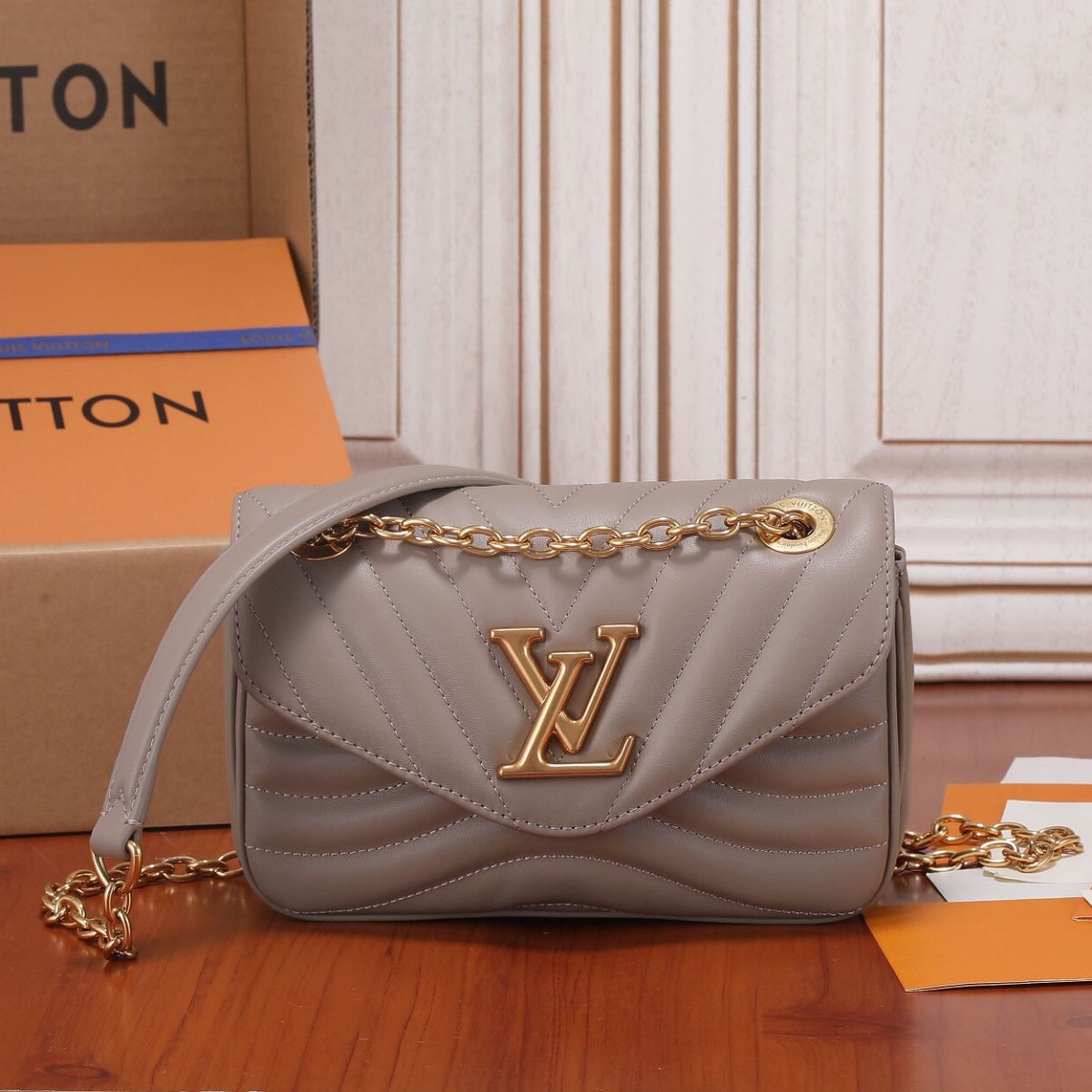 Louis Vuitton M20838 2022SS Women Shoulder Bags 21*12*9cm - Image 1