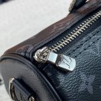 Louis Vuitton Keepall Bandoulière 25 Bags for Men - Image 6
