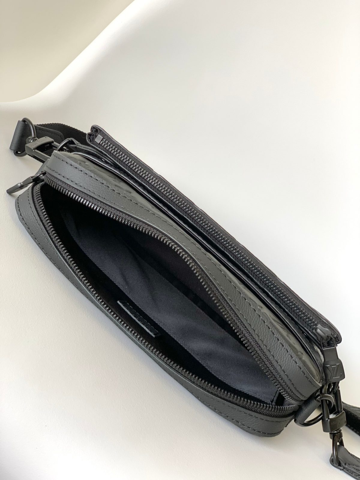 Louis Vuitton M46602 Men Shoulder Bags Size 25*18.5*7cm - Image 8
