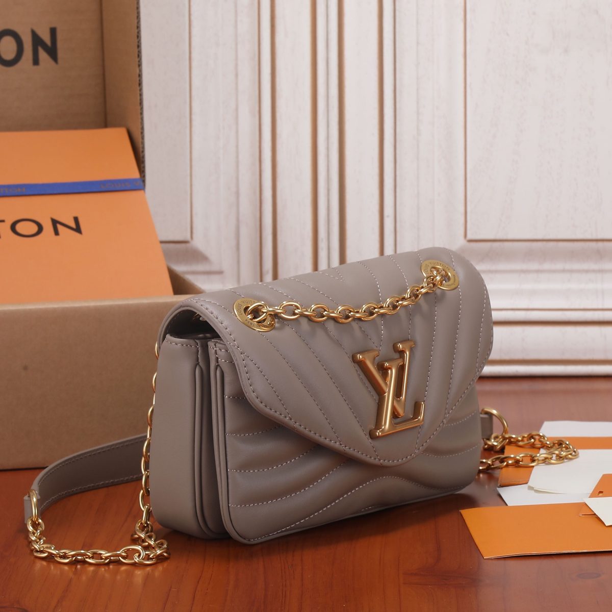 Louis Vuitton M20838 2022SS Women Shoulder Bags 21*12*9cm - Image 2