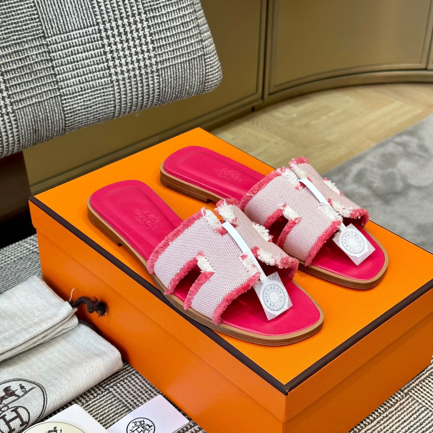 61badf4bb585ea7b.jpg Hermes Oran Slippers Size 35-41 3-Color - Image 1