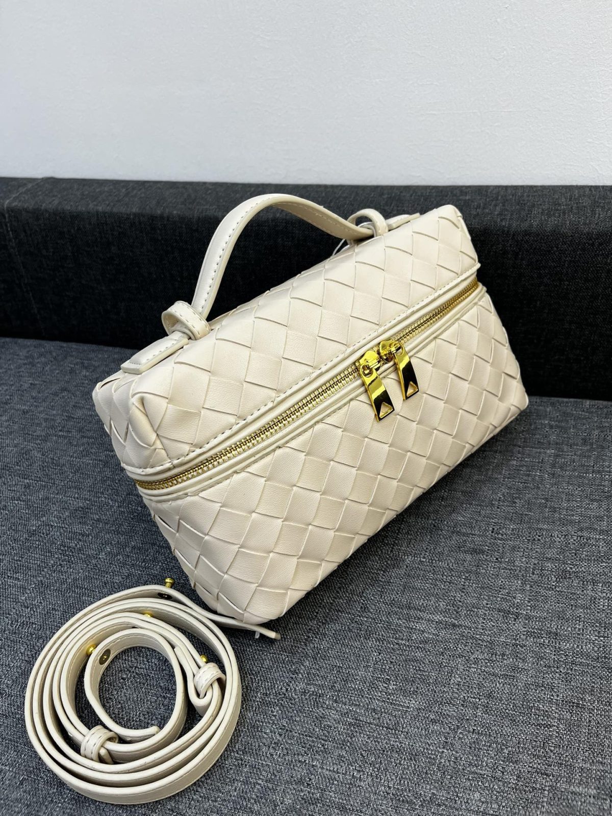Bottega Veneta Vanity Case Shoulder Bags 24*13*6cm - Image 6