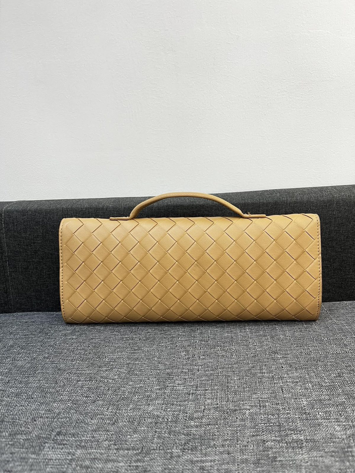 Bottega Veneta Andiamo Clutch 30*13*4cm - Image 2