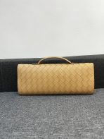 Bottega Veneta Andiamo Clutch 30*13*4cm - Image 2