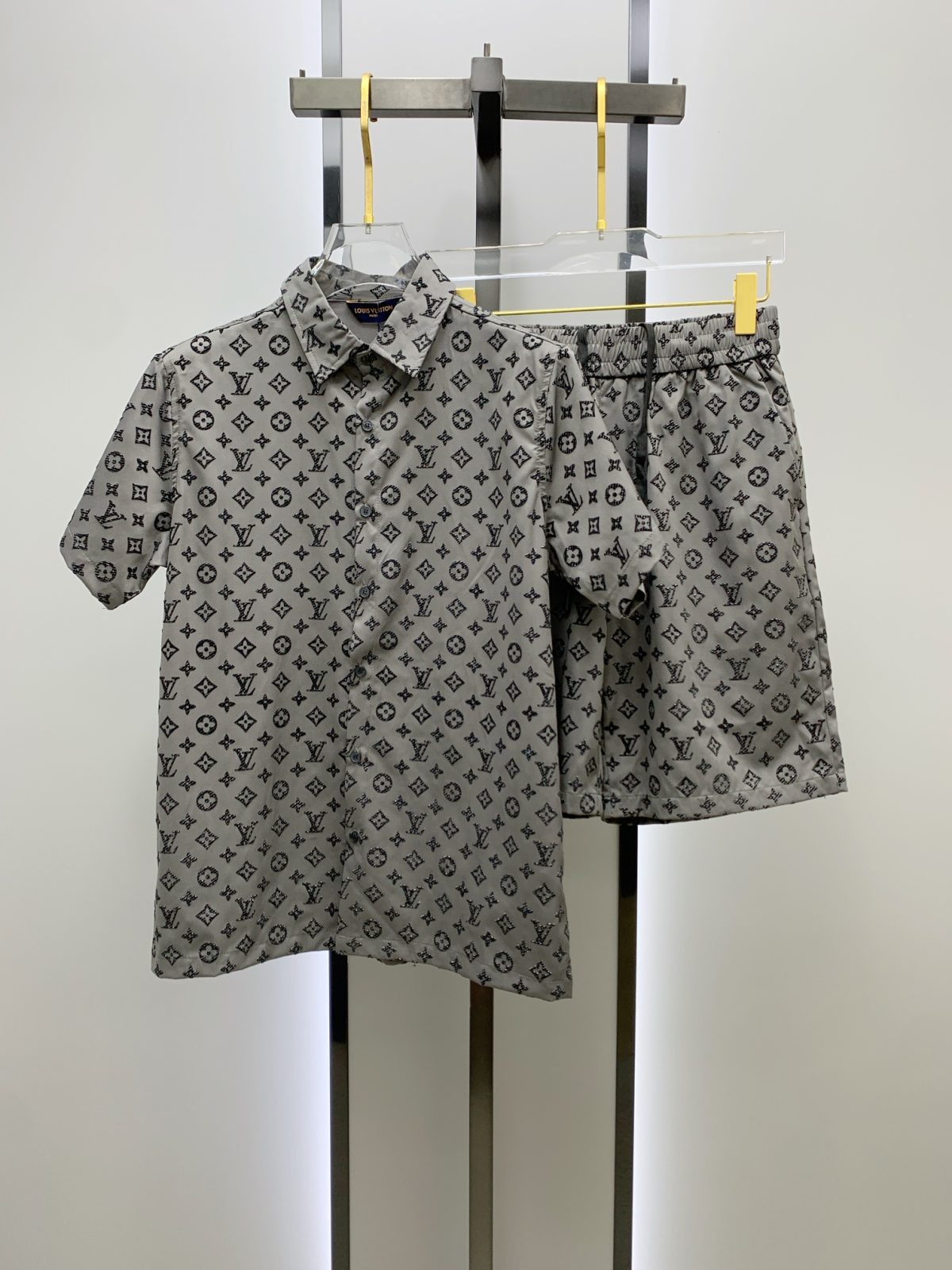 Louis Vuitton Sommeranzug Size M-XXL - Image 1