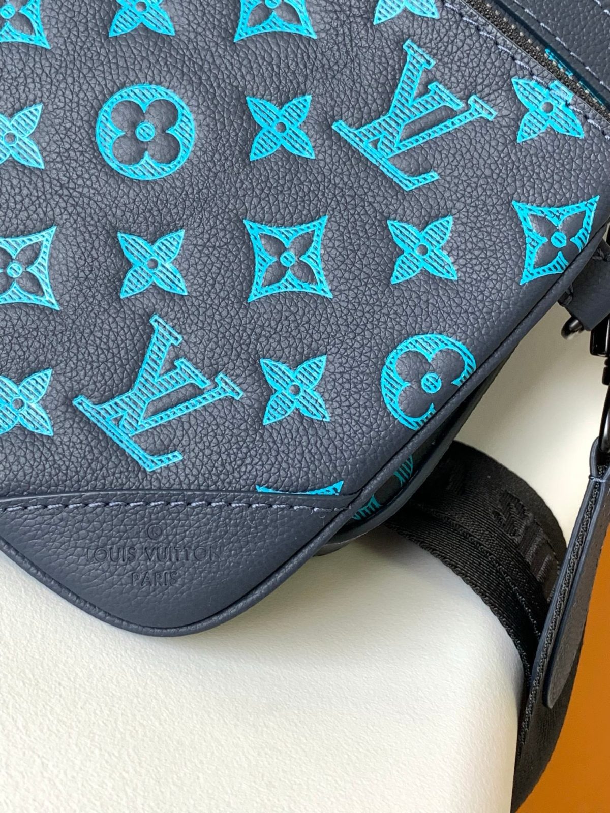 Louis Vuitton M46604 Men Shoulder Bags Size 25*18.5*7cm - Image 6