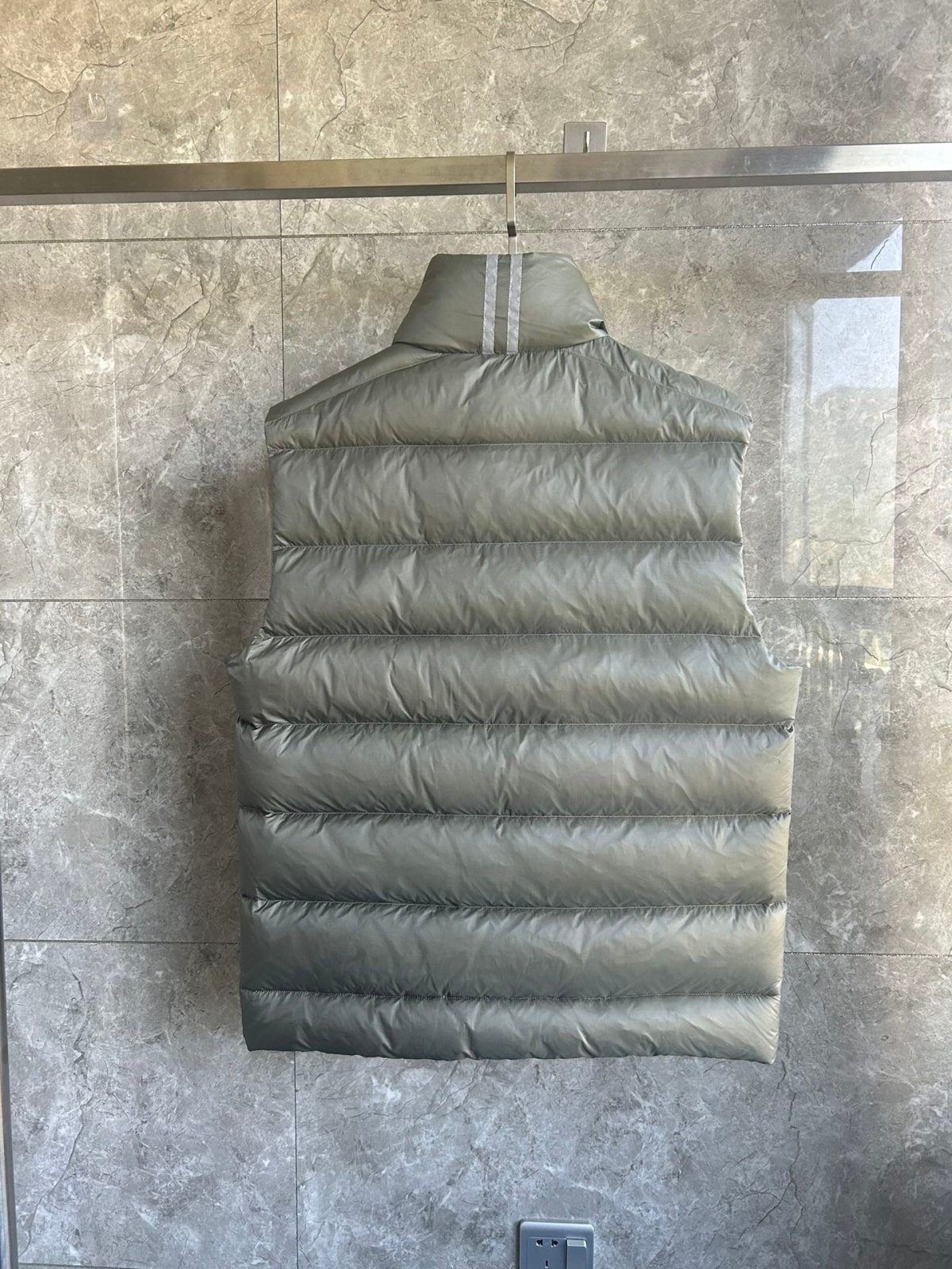 Canada Goose E2229 Crofton Vest-WD Men Winter Vest Size S-XXL - Image 2