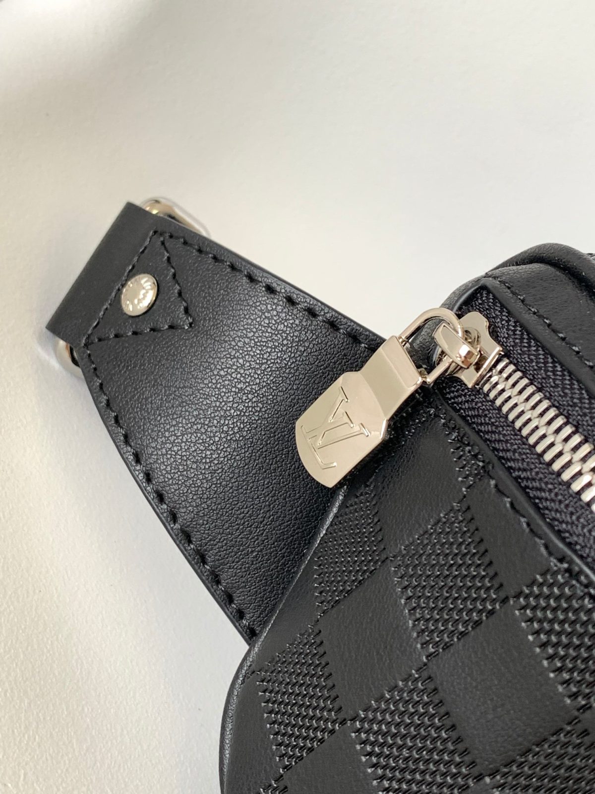 Louis Vuitton N40298 Discovery Graphite Men Bags Size 26*13*7cm - Image 3