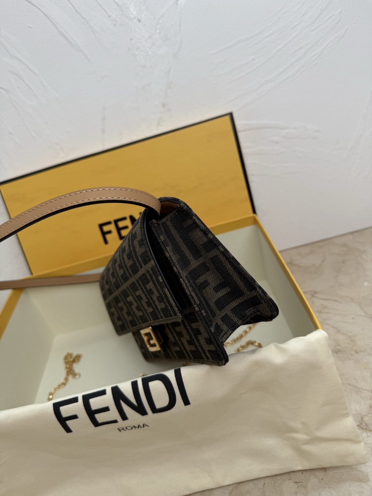 Fendi Shoulder Bags Size 21*11*5cm - Image 3