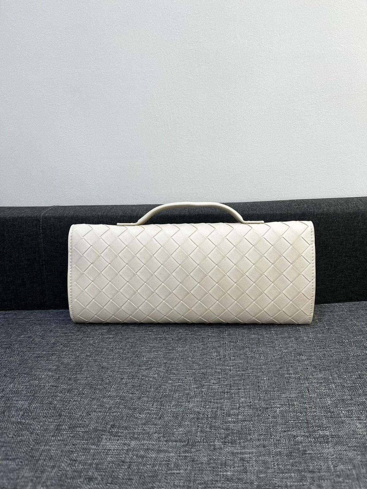 Bottega Veneta Andiamo Clutch 30*13*4cm - Image 2