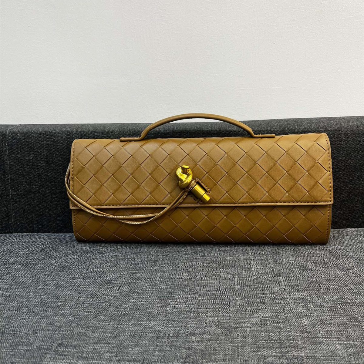 Bottega Veneta Andiamo Clutch 30*13*4cm - Image 1