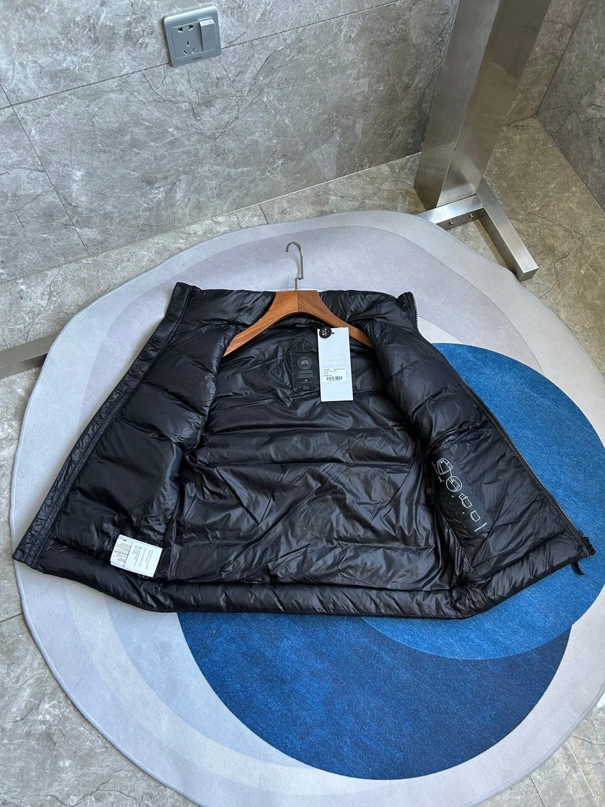 Canada Goose E2229 Crofton Vest-WD Men Winter Vest Size S-XXL - Image 4