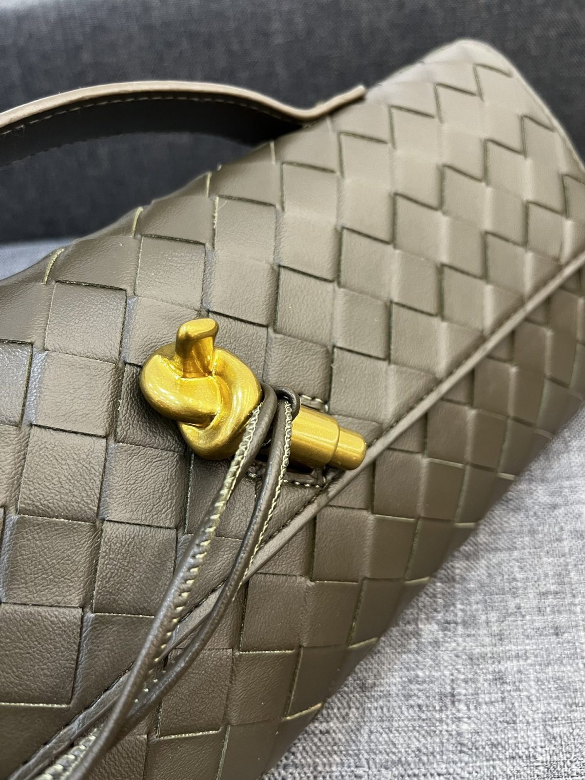 Bottega Veneta Andiamo Clutch 30*13*4cm - Image 4