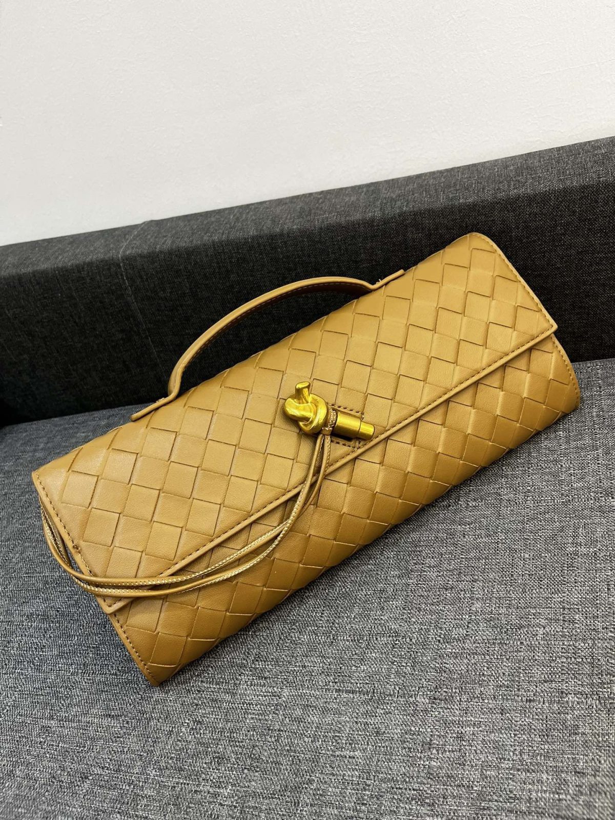 Bottega Veneta Andiamo Clutch 30*13*4cm - Image 8