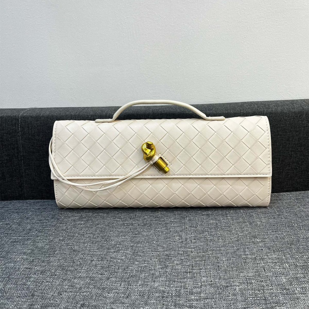 Bottega Veneta Andiamo Clutch 30*13*4cm - Image 1