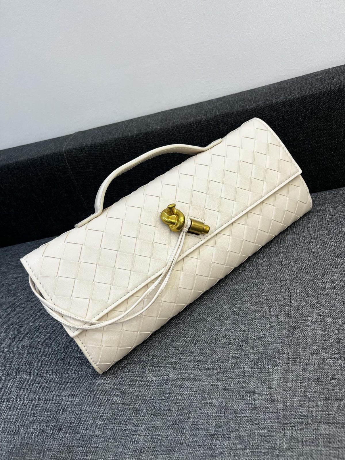 Bottega Veneta Andiamo Clutch 30*13*4cm - Image 3