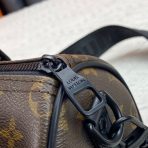 Louis Vuitton Keepall Bandoulière 25 Bags for Men - Image 6