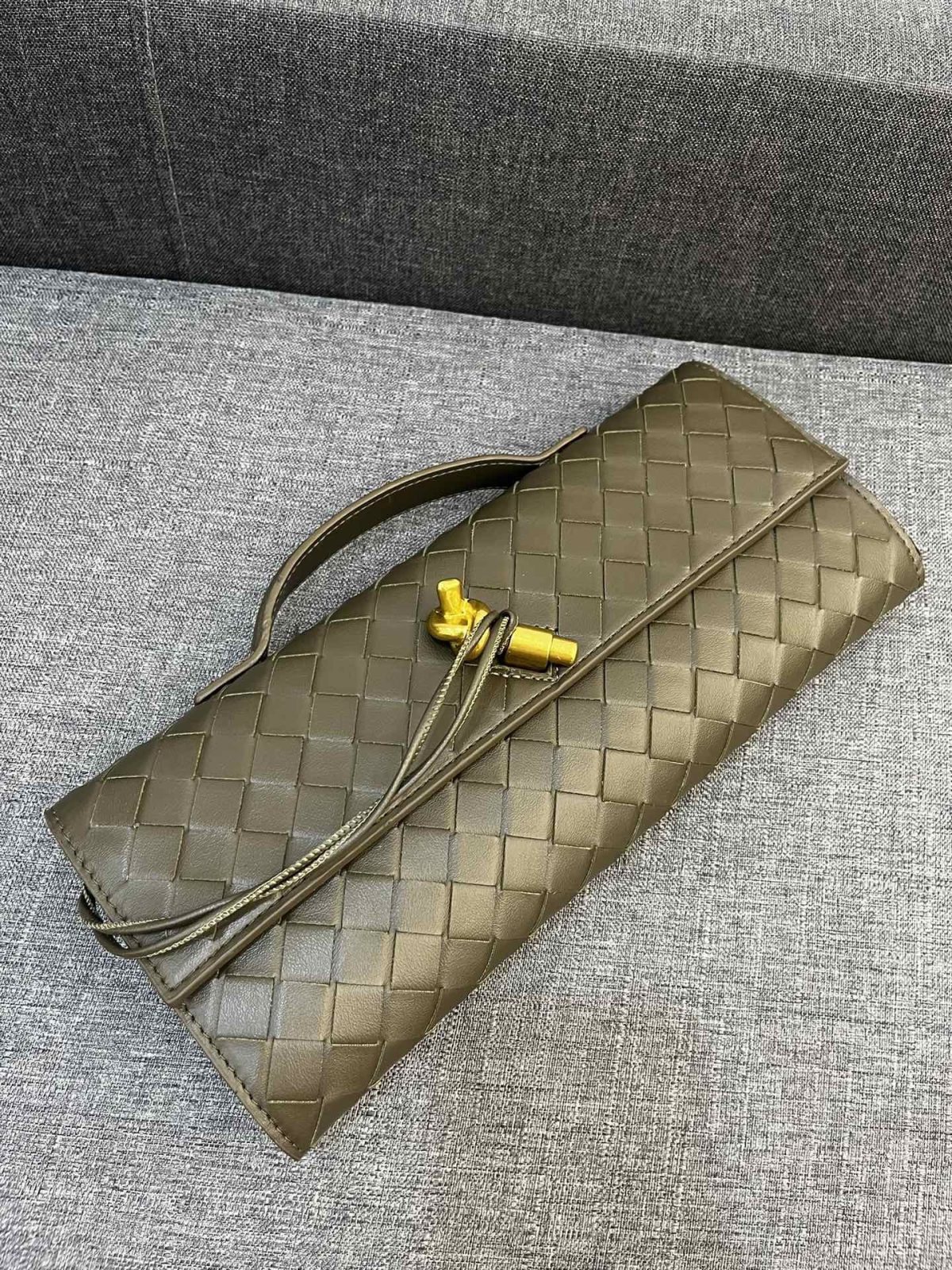 Bottega Veneta Andiamo Clutch 30*13*4cm - Image 6