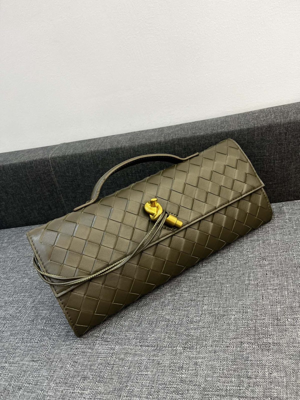 Bottega Veneta Andiamo Clutch 30*13*4cm - Image 8