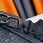 Louis Vuitton Keepall Bandoulière 25 Bags for Men - Image 6