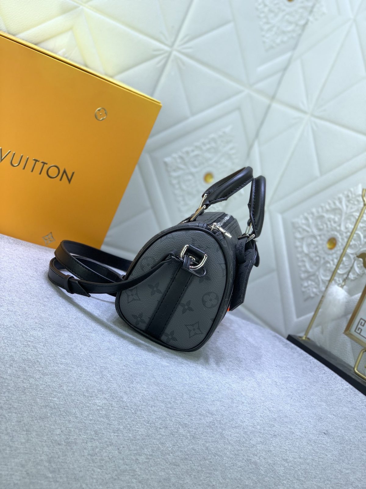 Louis Vuitton Monogram Eclipse Reverse Keepall 25 Travel Bags Size 25*15*11cm - Image 5