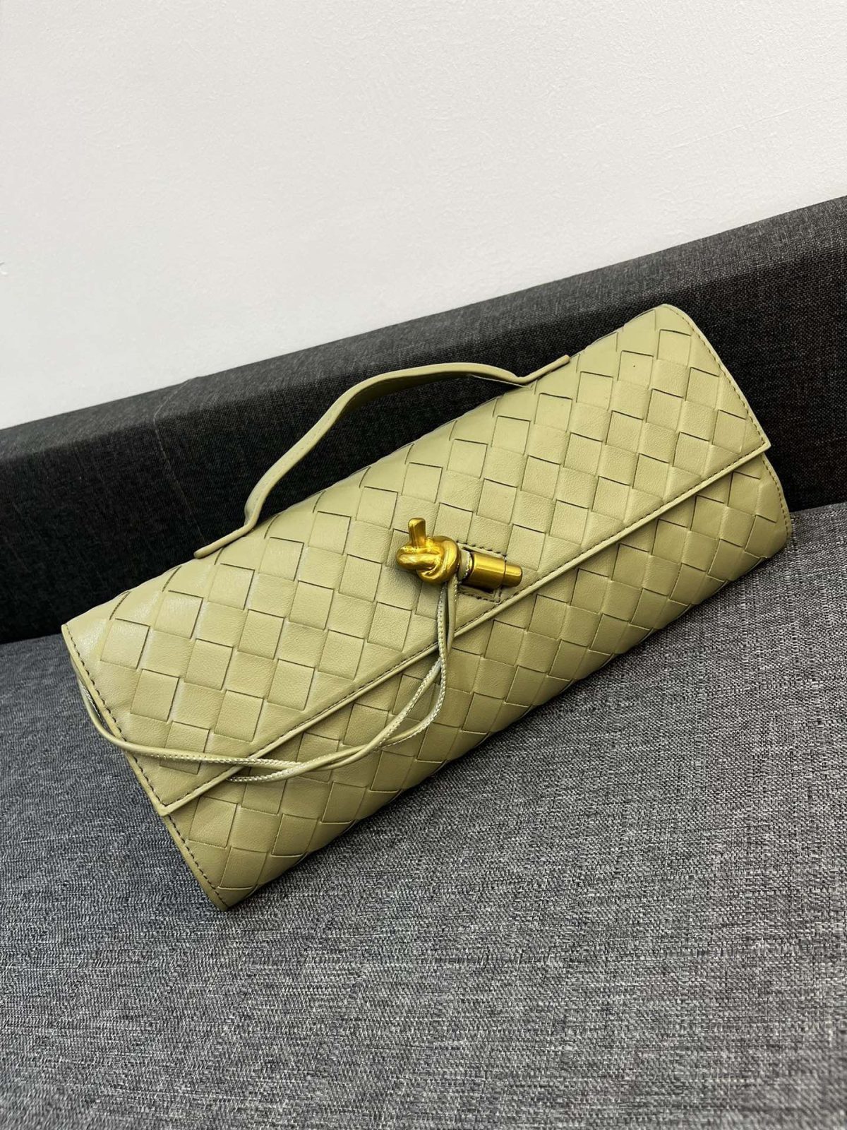 Bottega Veneta Andiamo Clutch 30*13*4cm - Image 6