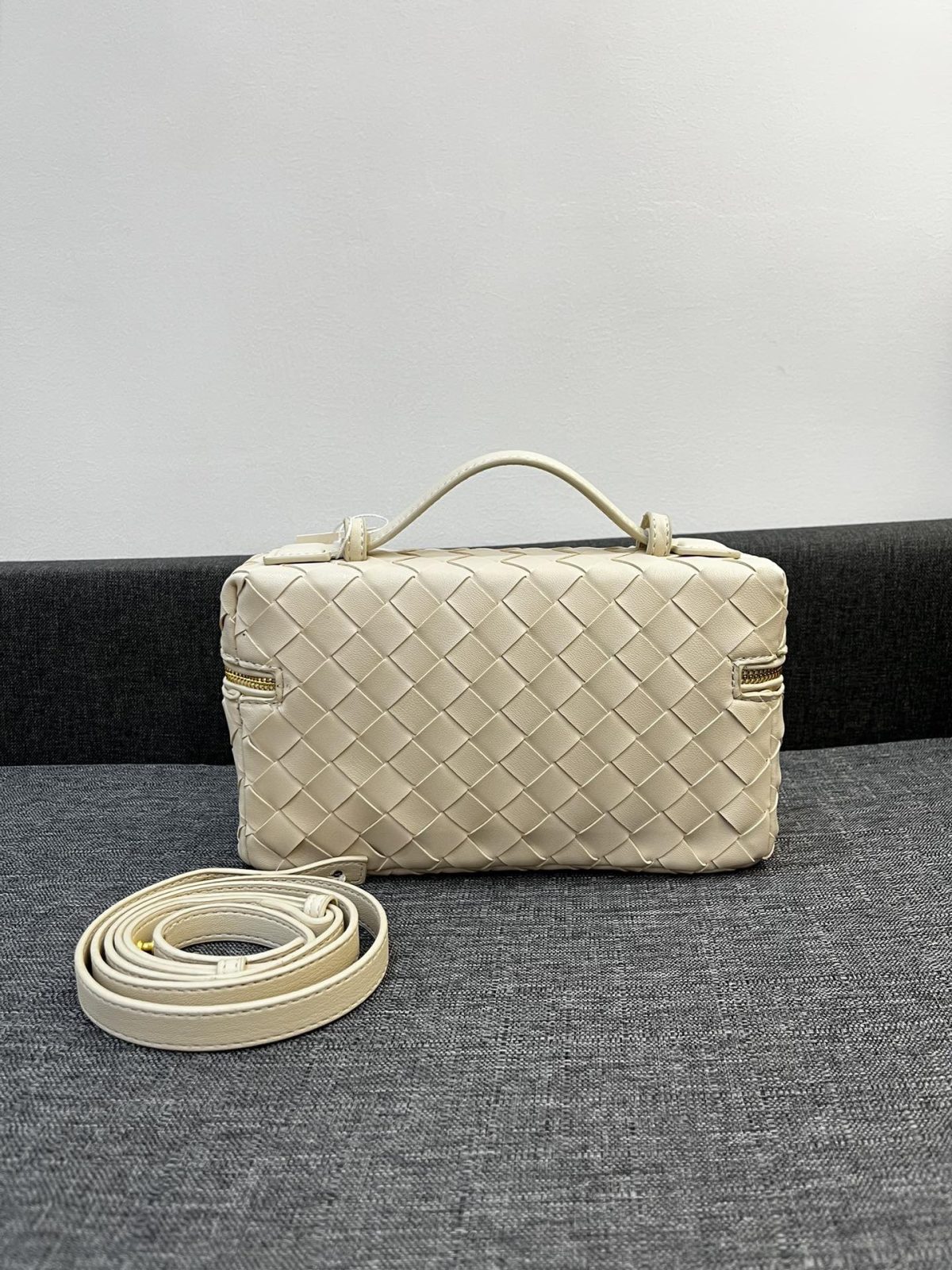 Bottega Veneta Vanity Case Shoulder Bags 24*13*6cm - Image 4